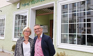 Inhaber Rolf Hoppe und seine Lebensgefährtin Adelheid Wiesing. - Mareike Gröneweg Inhaber Rolf Hoppe und seine Lebensgefährtin Adelheid Wiesing. - Mareike Gröneweg