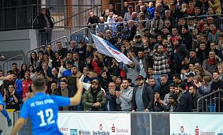 Positive Stimmung erwünscht: Ein Spieler des FC Türk Sport winkt in den Block der FC-Fans. Nach dem Spiel kam es zu Tumulten. - Andreas Zobe Positive Stimmung erwünscht: Ein Spieler des FC Türk Sport winkt in den Block der FC-Fans. Nach dem Spiel kam es zu Tumulten. - Andreas Zobe
