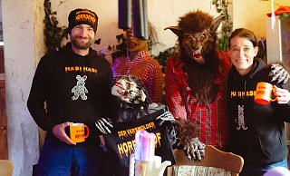 Patrick Overkamp (v. l.), Sam Overkamp, Daniel Lehmann als "Wolfiii" und Nicole Overkamp freuen sich auf die zweite Auflage vom Versmolder Horror Hof um Halloween. - Andre Schneider Patrick Overkamp (v. l.), Sam Overkamp, Daniel Lehmann als "Wolfiii" und Nicole Overkamp freuen sich auf die zweite Auflage vom Versmolder Horror Hof um Halloween. - Andre Schneider