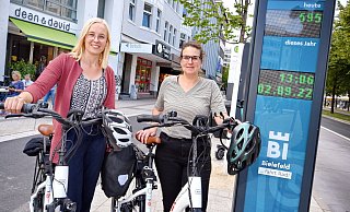 Hier wird jeder Radfahrer gezählt: Seit 1. September ist die Displaystele am Jahnplatz scharf getellt. Friederike Keller und Babara Choryan hoffen auf wichtige Daten für den Radwegeausbau. - Barbara Franke Hier wird jeder Radfahrer gezählt: Seit 1. September ist die Displaystele am Jahnplatz scharf getellt. Friederike Keller und Babara Choryan hoffen auf wichtige Daten für den Radwegeausbau. - Barbara Franke