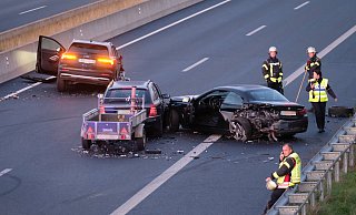Gesperrt: Die Richtungsfahrbahn Hannover der A 30 war für die Bergungs- und Aufräumarbeiten gesperrt. der Verkehr staute sich hinter der Unfallstelle. - Thorsten Gödecker Gesperrt: Die Richtungsfahrbahn Hannover der A 30 war für die Bergungs- und Aufräumarbeiten gesperrt. der Verkehr staute sich hinter der Unfallstelle. - Thorsten Gödecker