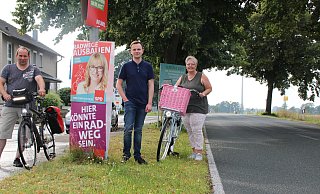 Oliver Hummert-Vieland, Christian Schmitt, und Claudia Strobel stehen mit ihren Fahrrädern an genau der Stelle, wo sie sich den Lückenschluss für den Radweg wünschen. - SPD Espelkamp/Hartmut Stickan Oliver Hummert-Vieland, Christian Schmitt, und Claudia Strobel stehen mit ihren Fahrrädern an genau der Stelle, wo sie sich den Lückenschluss für den Radweg wünschen. - SPD Espelkamp/Hartmut Stickan