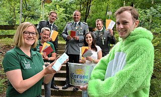 Schützenkönigin Christiane Hoffmann, Corinna Höhne, Schützenkönig Sebastian Boer, Oberst und 1. Vorsitzender Christian Landerbarthold, Kathrin Zimmermann, der 2. Vorsitzende Patrick Bockwinkel und Felix Baehr (v. l.) hoffen, dass viele Bürger Lose für die gute Sache erwerben. - Karin Prignitz Schützenkönigin Christiane Hoffmann, Corinna Höhne, Schützenkönig Sebastian Boer, Oberst und 1. Vorsitzender Christian Landerbarthold, Kathrin Zimmermann, der 2. Vorsitzende Patrick Bockwinkel und Felix Baehr (v. l.) hoffen, dass viele Bürger Lose für die gute Sache erwerben. - Karin Prignitz