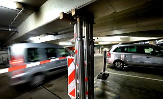 Die Stadt geht auf Nummer sicher und hat mit einem Dutzend Metallpfeilern die Decke im Karstadt-Parkhaus abgestützt. - Andreas Frücht Die Stadt geht auf Nummer sicher und hat mit einem Dutzend Metallpfeilern die Decke im Karstadt-Parkhaus abgestützt. - Andreas Frücht
