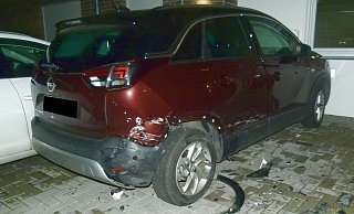 Der Opel wurde von dem Mercedes unter anderem gegen die Hauswand geschoben. - Polizei Minden-Lübbecke Der Opel wurde von dem Mercedes unter anderem gegen die Hauswand geschoben. - Polizei Minden-Lübbecke