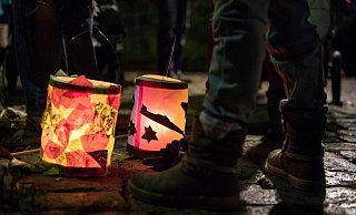 Bereits vor dem eigentlichen Martinstag am 11. November finden viele Laternenumzüge statt. Symbolbild: - picture alliance / Sebastian Gollnow/dpa Bereits vor dem eigentlichen Martinstag am 11. November finden viele Laternenumzüge statt. Symbolbild: - picture alliance / Sebastian Gollnow/dpa