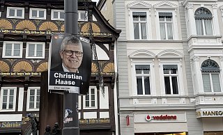 "Einer von hier": Christian Haase wirbt auf Höxters Marktplatz mit einem Plakat für seine Wiederwahl. - Ralf T. Mischer "Einer von hier": Christian Haase wirbt auf Höxters Marktplatz mit einem Plakat für seine Wiederwahl. - Ralf T. Mischer
