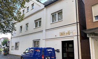 Aus dem oberen Stock dieses Hotels sprangen die Hunde aus dem Fenster. - Gabriele Grund Aus dem oberen Stock dieses Hotels sprangen die Hunde aus dem Fenster. - Gabriele Grund