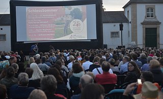Vor Filmbeginn werden die Termine des Schlosssommers auf der Großleinwand eingeblendet. - Dietmar Gröbing Vor Filmbeginn werden die Termine des Schlosssommers auf der Großleinwand eingeblendet. - Dietmar Gröbing