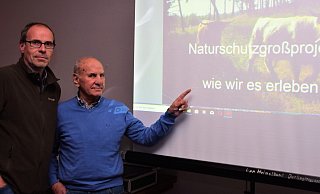 Erfolgsgeschichte: Ernst Hasselberg (r.) zeigte Fotos aus 15 Jahren des Naturschutzgroßprojekts in der Senne. Dirk Grote sprach über die Entwicklung in der Tier- und Pflanzenwelt. - Horst Biere Erfolgsgeschichte: Ernst Hasselberg (r.) zeigte Fotos aus 15 Jahren des Naturschutzgroßprojekts in der Senne. Dirk Grote sprach über die Entwicklung in der Tier- und Pflanzenwelt. - Horst Biere