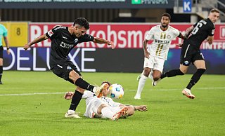 SCP-Akteur Niclas Nadj zieht in der 61. Minute ab. Und Wiesbadens grätschender Verteidiger Marcus Mathisen fälscht ab. Folge: Das Leder segelt zum 2:1-Siegtreffer in die Maschen. - Imago Images SCP-Akteur Niclas Nadj zieht in der 61. Minute ab. Und Wiesbadens grätschender Verteidiger Marcus Mathisen fälscht ab. Folge: Das Leder segelt zum 2:1-Siegtreffer in die Maschen. - Imago Images