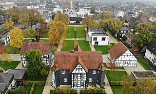 Beim Blick vom Schlosspark nach Süden wird deutlich, dass die Paderborner Straße auf der alten Achse in Richtung Schloss Neuhaus liegt. Das Gebäude der „Alten Post" begrenzt derzeit deutlich sichtbar die Parkanlage. - Jens Reddeker Beim Blick vom Schlosspark nach Süden wird deutlich, dass die Paderborner Straße auf der alten Achse in Richtung Schloss Neuhaus liegt. Das Gebäude der „Alten Post" begrenzt derzeit deutlich sichtbar die Parkanlage. - Jens Reddeker
