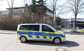 Wegen eines Reizgas-Unfalls gab es am Montag einen Goßeinsatz von Polizei und Feuerwehr an der Europaschule Bad Oeynhausen. - Jörg Stuke Wegen eines Reizgas-Unfalls gab es am Montag einen Goßeinsatz von Polizei und Feuerwehr an der Europaschule Bad Oeynhausen. - Jörg Stuke