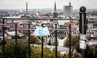 In Bielefeld endet der komplette Ausnahmezustand am Montag. Manch einer freut sich riesig - andere befürchten eine dritte Welle. - Mike-Dennis Müller (Archiv) In Bielefeld endet der komplette Ausnahmezustand am Montag. Manch einer freut sich riesig - andere befürchten eine dritte Welle. - Mike-Dennis Müller (Archiv)