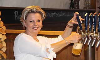 Am Zapfhahn: So werden die Gäste des Paulaner Landsknecht Inhaberin Anna Süring Anfang Oktober nicht sehen. - Alexander Graßhoff Am Zapfhahn: So werden die Gäste des Paulaner Landsknecht Inhaberin Anna Süring Anfang Oktober nicht sehen. - Alexander Graßhoff