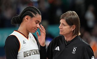 Nach der Enttäuschung wollen Satou Sabally (l.) und Trainerin Lisa Thomaidis (r.) im kommenden Jahr wieder angreifen. - Marcus Brandt/dpa Nach der Enttäuschung wollen Satou Sabally (l.) und Trainerin Lisa Thomaidis (r.) im kommenden Jahr wieder angreifen. - Marcus Brandt/dpa