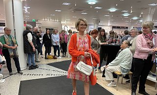 Femininer Schick und Farben bestimmen die topaktuellen Trends, die bei bei einer Modenschau im Obergeschoss von Hagemeyer vorgeführt wurden. - Elke Niedringhaus-Haasper Femininer Schick und Farben bestimmen die topaktuellen Trends, die bei bei einer Modenschau im Obergeschoss von Hagemeyer vorgeführt wurden. - Elke Niedringhaus-Haasper