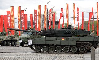 Ein nach russischen Angaben in der Ukraine erbeuteter deutscher Leopard-2-Kampfpanzer wird bei der Kriegstrophäen-Schau in Moskau gezeigt. - Ulf Mauder/dpa Ein nach russischen Angaben in der Ukraine erbeuteter deutscher Leopard-2-Kampfpanzer wird bei der Kriegstrophäen-Schau in Moskau gezeigt. - Ulf Mauder/dpa