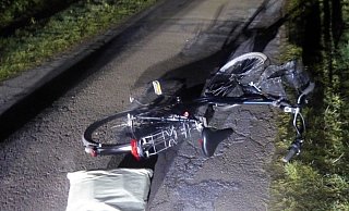Auf dem unbeleuchteten Weg stießen die beiden Fahrradfahrer zusammen. - Polizei Minden-Lübbecke Auf dem unbeleuchteten Weg stießen die beiden Fahrradfahrer zusammen. - Polizei Minden-Lübbecke