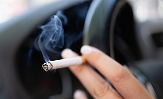Kinderärzte kritisieren das Aus für das Rauchverbot im Auto. - Sebastian Kahnert/dpa Kinderärzte kritisieren das Aus für das Rauchverbot im Auto. - Sebastian Kahnert/dpa