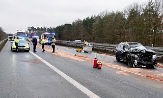 Vermutlich aufgrund eines medizinischen Notfalls des Fahrers fuhr der Nissan auf der A 33 unter den Anhänger eines Muldenkippers. - Ralph Meyer Vermutlich aufgrund eines medizinischen Notfalls des Fahrers fuhr der Nissan auf der A 33 unter den Anhänger eines Muldenkippers. - Ralph Meyer