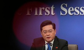 Chinas neuer Außenminister Qin Gang reagiert bei seiner ersten Pressekonferenz auch auf Warnungen aus den USA und Europa an China, Waffen an Russland zu liefern. - Mark Schiefelbein/AP Chinas neuer Außenminister Qin Gang reagiert bei seiner ersten Pressekonferenz auch auf Warnungen aus den USA und Europa an China, Waffen an Russland zu liefern. - Mark Schiefelbein/AP