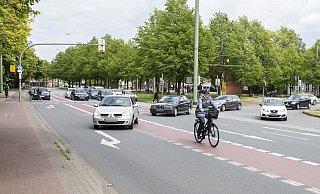 Von Autos umfahren, radelt Bielefelds Nahmobilitätsbeauftragte Barbara Choryan furchtlos auf dem roten Radweg über den OWD-Zubringer. - Joerg Dieckmann Von Autos umfahren, radelt Bielefelds Nahmobilitätsbeauftragte Barbara Choryan furchtlos auf dem roten Radweg über den OWD-Zubringer. - Joerg Dieckmann