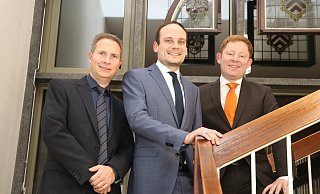 Auf dem Weg nach oben im Rathaus: Philip Kleineberg (Mitte), hier mit dem CDU-Fraktionsvorsitzenden Stefan Böske (l.) und CDU-Stadtverbandschef René Siekmann, will Amtsinhaber Thomas Meyer (SPD) bei der nächsten Wahl ablösen. - Ekkehard Wind Auf dem Weg nach oben im Rathaus: Philip Kleineberg (Mitte), hier mit dem CDU-Fraktionsvorsitzenden Stefan Böske (l.) und CDU-Stadtverbandschef René Siekmann, will Amtsinhaber Thomas Meyer (SPD) bei der nächsten Wahl ablösen. - Ekkehard Wind