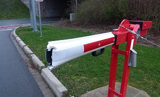 Die Kriminellen demolierten bei ihrer Tat auch eine Schranke, sodass diese zerbrach. - Foto: Polizei Minden-Lübbecke Die Kriminellen demolierten bei ihrer Tat auch eine Schranke, sodass diese zerbrach. - Foto: Polizei Minden-Lübbecke