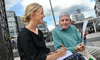 Lutz Röver ärgert sich über den zunehmenden Verkehr in Bielefeld. Mit NW-Redaktionsleiterin Andrea Rolfes spricht er über einen autofreien Jahnplatz. - Barbara Franke Lutz Röver ärgert sich über den zunehmenden Verkehr in Bielefeld. Mit NW-Redaktionsleiterin Andrea Rolfes spricht er über einen autofreien Jahnplatz. - Barbara Franke
