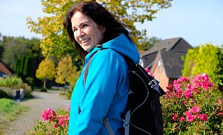 Gabriele Voigt-Papke aus Hüllhorst hat den Rücksack gepackt und macht sich auf den Weg, um neue Rundwanderwege für ihre Leser zu erkunden. - Heike von Schulz Gabriele Voigt-Papke aus Hüllhorst hat den Rücksack gepackt und macht sich auf den Weg, um neue Rundwanderwege für ihre Leser zu erkunden. - Heike von Schulz