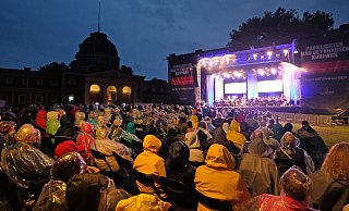 Die "Festival Philharmonie Westfalen" spielt im Kurpark anläßlich des 175. Namenstages der Stadt Bad Oeynhausen. - Thorsten Gödecker Die "Festival Philharmonie Westfalen" spielt im Kurpark anläßlich des 175. Namenstages der Stadt Bad Oeynhausen. - Thorsten Gödecker