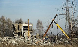 Nach einem ukrainischen Raketeneinschlag in der russisch besetzten Stadt Makijiwka räumen Arbeiter die Trümmer weg. Moskau spricht von 89 Toten. - Uncredited/AP/dpa Nach einem ukrainischen Raketeneinschlag in der russisch besetzten Stadt Makijiwka räumen Arbeiter die Trümmer weg. Moskau spricht von 89 Toten. - Uncredited/AP/dpa