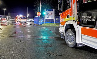 Einsatzfahrzeuge der Paderborner Feuerwehr stehen im Eingangsbereich des Benteler-Tores 2 an der Marienloher Straße in Bereitschaft, während die Einsatzstelle im Innereren des Werkes erkundet wird. - Ralph Meyer Einsatzfahrzeuge der Paderborner Feuerwehr stehen im Eingangsbereich des Benteler-Tores 2 an der Marienloher Straße in Bereitschaft, während die Einsatzstelle im Innereren des Werkes erkundet wird. - Ralph Meyer