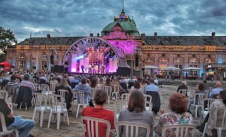 Zum Abschluss der Show wird nicht nur die Bühne, sondern auch das Kaiserpalais beleuchtet. - Heidi Froreich Zum Abschluss der Show wird nicht nur die Bühne, sondern auch das Kaiserpalais beleuchtet. - Heidi Froreich