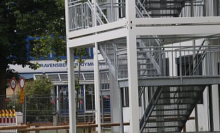 Container (im Vordergrund) dienen am Ravensberger Gymnasium als Übergangslösung, nachdem in der Schule (Hintergrund) der Brandschutz nicht mehr gewährleistet war. - Peter Steinert Container (im Vordergrund) dienen am Ravensberger Gymnasium als Übergangslösung, nachdem in der Schule (Hintergrund) der Brandschutz nicht mehr gewährleistet war. - Peter Steinert