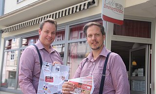 Stefan Marx (l.) und Simon Hillebrand vom Café und Zimmertheater freuen sich, ihren Betrieb wieder aufnehmen zu können. - Burkhard Battran Stefan Marx (l.) und Simon Hillebrand vom Café und Zimmertheater freuen sich, ihren Betrieb wieder aufnehmen zu können. - Burkhard Battran