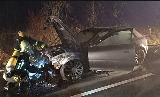 Die Feuerwehr löschte den Fahrzeugbrand in der Nacht zu Samstag. - Feuerwehr Höxter Die Feuerwehr löschte den Fahrzeugbrand in der Nacht zu Samstag. - Feuerwehr Höxter