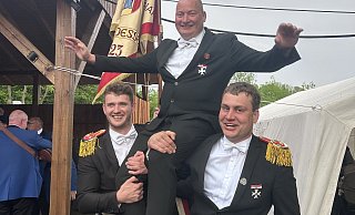Oberst Dominik Diekmann und Fahnenoffizier Florian Diekmann lassen Dennis Schobert, den neue Schützenregenten in Willebadessen, hochleben. - Uwe Cebul Oberst Dominik Diekmann und Fahnenoffizier Florian Diekmann lassen Dennis Schobert, den neue Schützenregenten in Willebadessen, hochleben. - Uwe Cebul