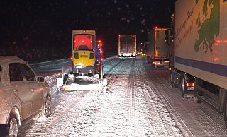 Lkws und Autos stehen auf der Autobahn 2 im Stau. - picture alliance/dpa/TV7News Lkws und Autos stehen auf der Autobahn 2 im Stau. - picture alliance/dpa/TV7News