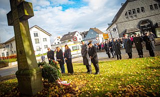 Legten Kränze am Mahnmal für den Frieden in Jöllenbeck ab: Bielefelds Sozialdezernent Ingo Nürnberger (v. l., SPD), die Bielefelder Bundestagsabgeordnete und SPD-Vorsitzende Wiebke Esdar, die Detmolder Regierungspräsidentin Anna Bölling (CDU), Oberstleutnant d. R. Andreas Voss und der Jöllenbecker Bezirksbürgermeister Mike Bartels. - Mueller Legten Kränze am Mahnmal für den Frieden in Jöllenbeck ab: Bielefelds Sozialdezernent Ingo Nürnberger (v. l., SPD), die Bielefelder Bundestagsabgeordnete und SPD-Vorsitzende Wiebke Esdar, die Detmolder Regierungspräsidentin Anna Bölling (CDU), Oberstleutnant d. R. Andreas Voss und der Jöllenbecker Bezirksbürgermeister Mike Bartels. - Mueller