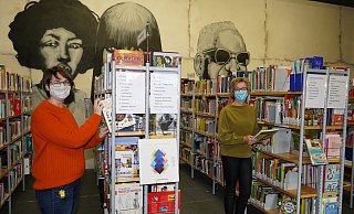 Angela Deppe (l.) und Verena Meißner bei den letzten Vorbereitungen für die Eröffnung der Bibliothek in den Räumen des ehemaligen Steakhauses am kommenden Montag. - Systemadministrator Angela Deppe (l.) und Verena Meißner bei den letzten Vorbereitungen für die Eröffnung der Bibliothek in den Räumen des ehemaligen Steakhauses am kommenden Montag. - Systemadministrator