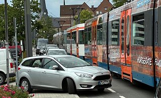 Die Autos fahren vom Parkplatz auf Straße und Gehsteig an der Bahn vorbei. - privat Die Autos fahren vom Parkplatz auf Straße und Gehsteig an der Bahn vorbei. - privat