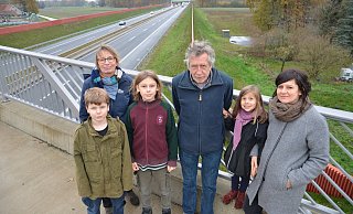 Michel (von links), Kathrin Oetting-Damme, Emil, Rudi Damme, Milla und Kathleen Damme beklagen den Lärm der A33. - Ekkehard Hufendiek Michel (von links), Kathrin Oetting-Damme, Emil, Rudi Damme, Milla und Kathleen Damme beklagen den Lärm der A33. - Ekkehard Hufendiek