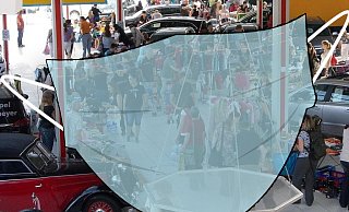 Der Kinderflohmarkt im Autohaus Peitzmeyer hat in den letzten Jahren stets für Gedränge gesorgt. Jetzt müssen die Veranstalter für Sicherheitsabstand sorgen. - Peter Steinert/Montage Eisele Der Kinderflohmarkt im Autohaus Peitzmeyer hat in den letzten Jahren stets für Gedränge gesorgt. Jetzt müssen die Veranstalter für Sicherheitsabstand sorgen. - Peter Steinert/Montage Eisele
