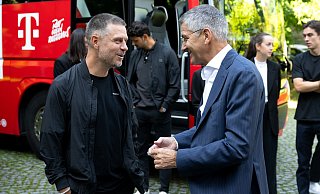 Bayern-Präsident Herbert Hainer (r.): Wer wird Nachfolger von Trainer Alexander Straus? - Sven Hoppe/dpa Bayern-Präsident Herbert Hainer (r.): Wer wird Nachfolger von Trainer Alexander Straus? - Sven Hoppe/dpa