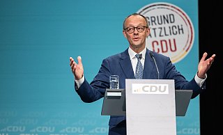 Friedrich Merz möchte sich von den 1001 Delegierten zum ersten Mal im Amt bestätigen lassen. - Hannes P Albert/dpa Friedrich Merz möchte sich von den 1001 Delegierten zum ersten Mal im Amt bestätigen lassen. - Hannes P Albert/dpa