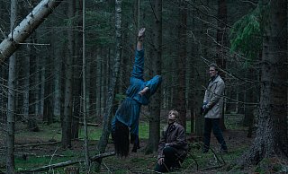 Naia Thulin (Danica Curcic) und Mark Hess (Mikkel Boe Følsgaard) finden eine weitere Leiche im Wald. - Tine Harden/Netflix Naia Thulin (Danica Curcic) und Mark Hess (Mikkel Boe Følsgaard) finden eine weitere Leiche im Wald. - Tine Harden/Netflix