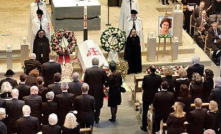 Reinhard und Amelie Zinkann stehen vor dem Sarg von Karin Zinkann, links Peter Zinkann mit Enkel Felix Zinkann. - Andreas Frücht Reinhard und Amelie Zinkann stehen vor dem Sarg von Karin Zinkann, links Peter Zinkann mit Enkel Felix Zinkann. - Andreas Frücht