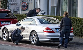 Hinter diesem Auto suchten die beiden Schwestern am 26. Februar ebenfalls Deckung vor dem Schützen. - Oliver Krato Hinter diesem Auto suchten die beiden Schwestern am 26. Februar ebenfalls Deckung vor dem Schützen. - Oliver Krato